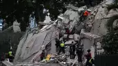Los rescatistas buscan víctimas en un edificio derrumbado tras un terremoto en Caracas el 24 de junio de 2026. Un terremoto de magnitud 7,1 golpeó a Venezuela el miércoles, informó el Servicio Geológico de los Estados Unidos (USGS), lo que provocó pánico en Caracas, según los periodistas de la AFP.