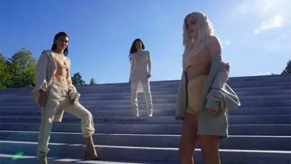 En resumen, la presentación de Yeezy Season 4 en NYFW estuvo llena de modelos desmayadas, caras llenas de desesperación y zapatos que no dejaban caminar.