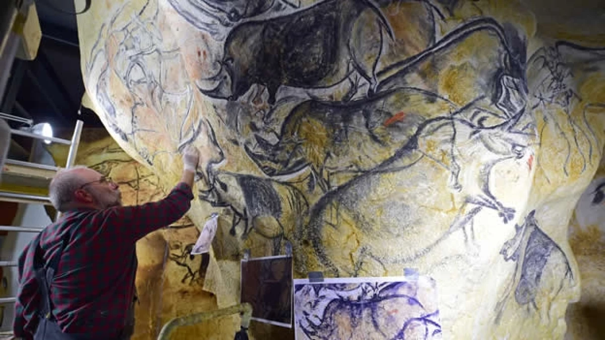 Gilles Tosello, artista gráfico e investigador, se inspira en las pinturas rupestres de la Cueva de Chauvet, en Francia