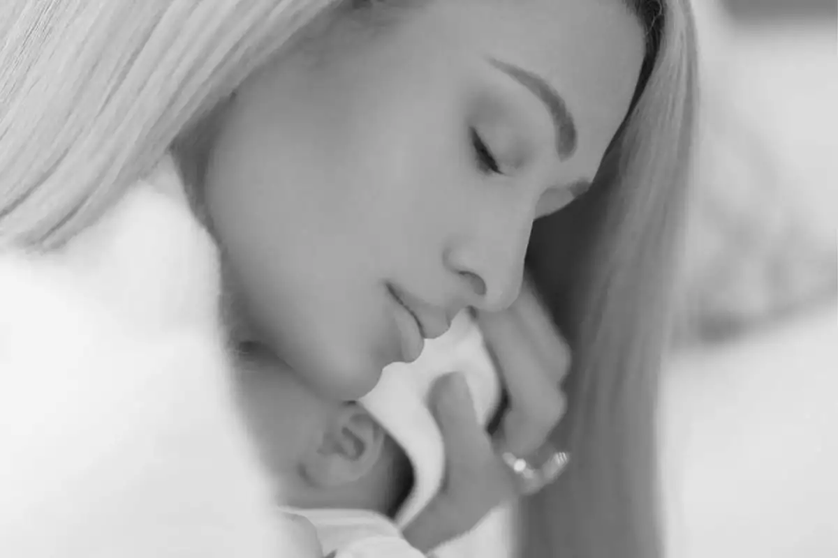 Paris Hilton abraza a su hijo Phoenix en una serie de fotos en blanco y negro