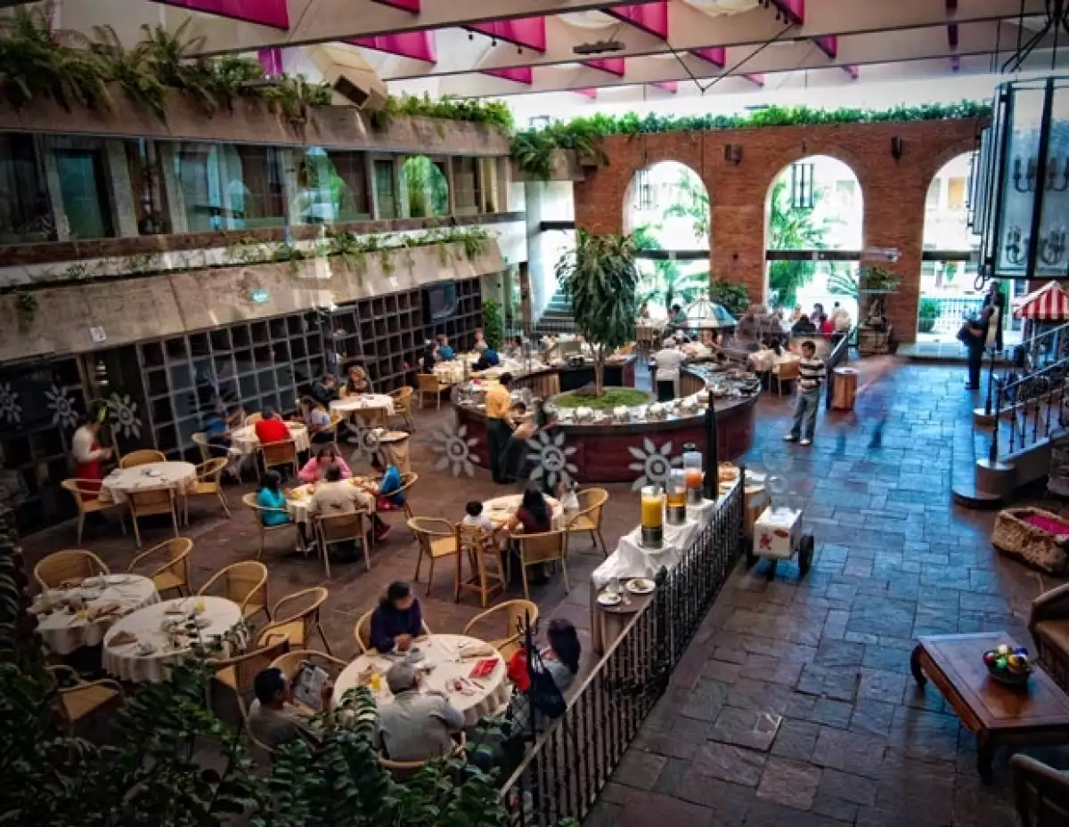 El hotel La Nueva Estancia es un hotel tipo boutique ubicado en el blvd. más importante de León, el López Mateos. Aquí una foto de su lobby y restaurante, de alta cocina.