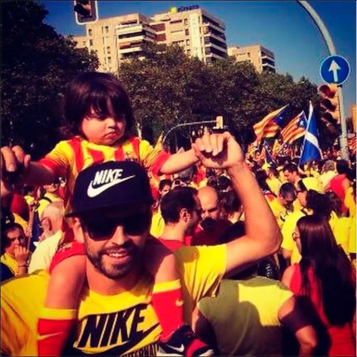 El futbolista se unió a los festejos y exigencias en calles de Barcelona.