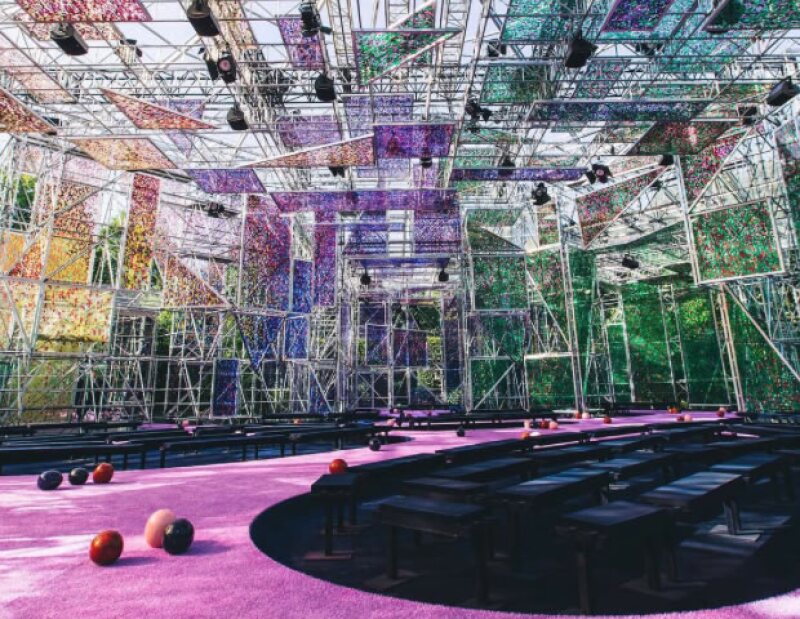 El escenario que Raf Simmons creó para la colección de Alta Costura de Christian Dior.