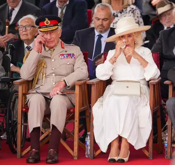 El rey Carlos III y la reina Camila en la conmemoración del 80 aniversario del final de la Segunda Guerra Mundial
