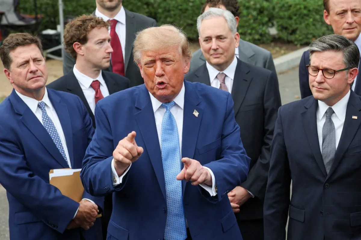 Trump fuera de la Casa Blanca la semana pasada luego de haberse reunido con los principales líderes de la IA. 