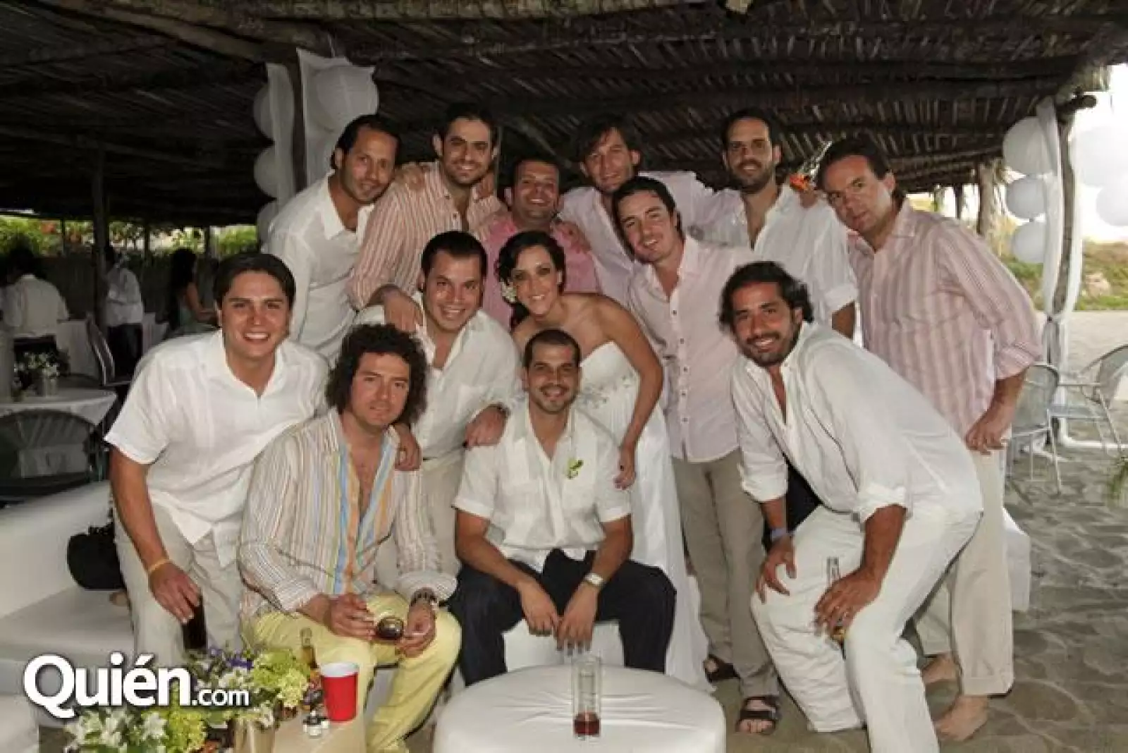 Iván Gutiérrez,Ana Paula Aranda con los amigos del novio