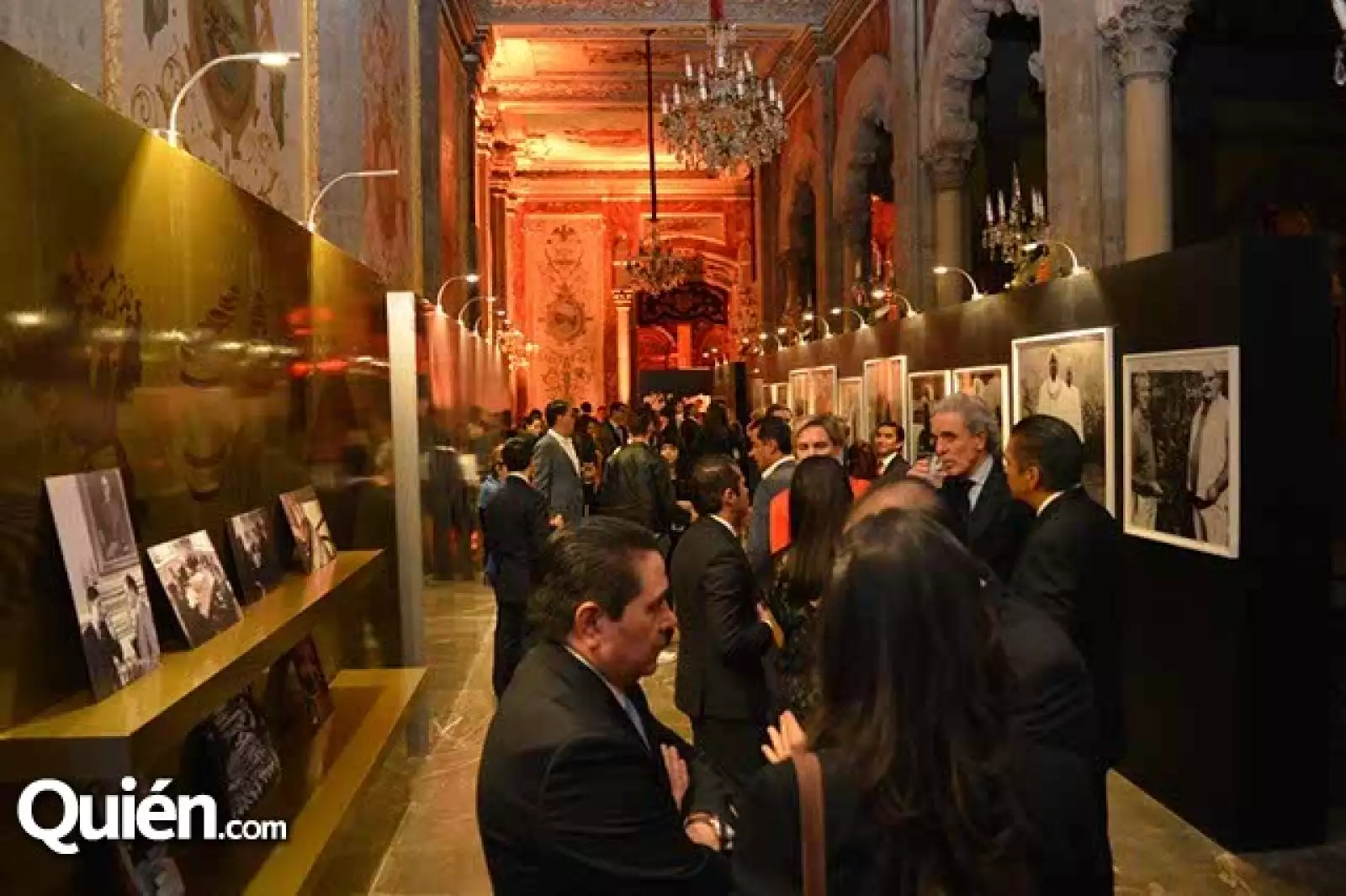 Panorámica de la exposición de fotos históricas.