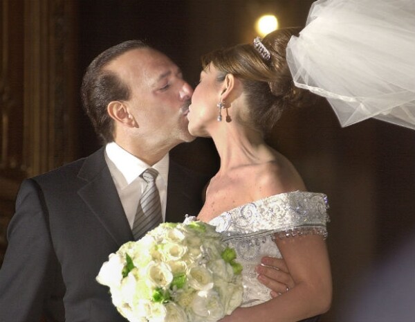 El beso de la pareja en la Catedral de San Patricio.