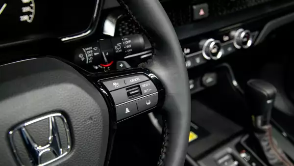 Honda CR-V hibrida detalle volante. 