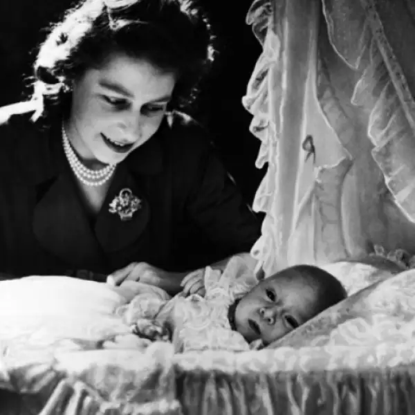 (1948. A semanas de nacido.) Educado desde la cuna para ser rey, Carlos Felipe Arturo, príncipe de Gales, quien nació en el palacio de Buckingham el 14 de noviembre de 1948, es el primer heredero a la corona que llega a las seis décadas de vida sin haber ascendido al trono.