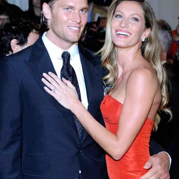 Cuando Tom Brady y Gisele Bündchen se paran en una alfombra roja todas las miradas se enfocan en ellos. El futbolista y la modelo, sí que brillan ante las cámaras