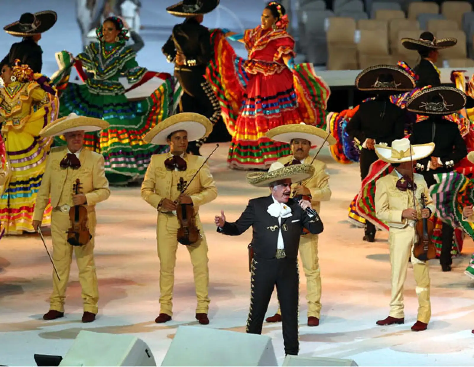 El intérprete mexicano también cantó México lindo y Guadalajara, temas en los que se hizo acompañar de mariachi y ballets folklóricos.