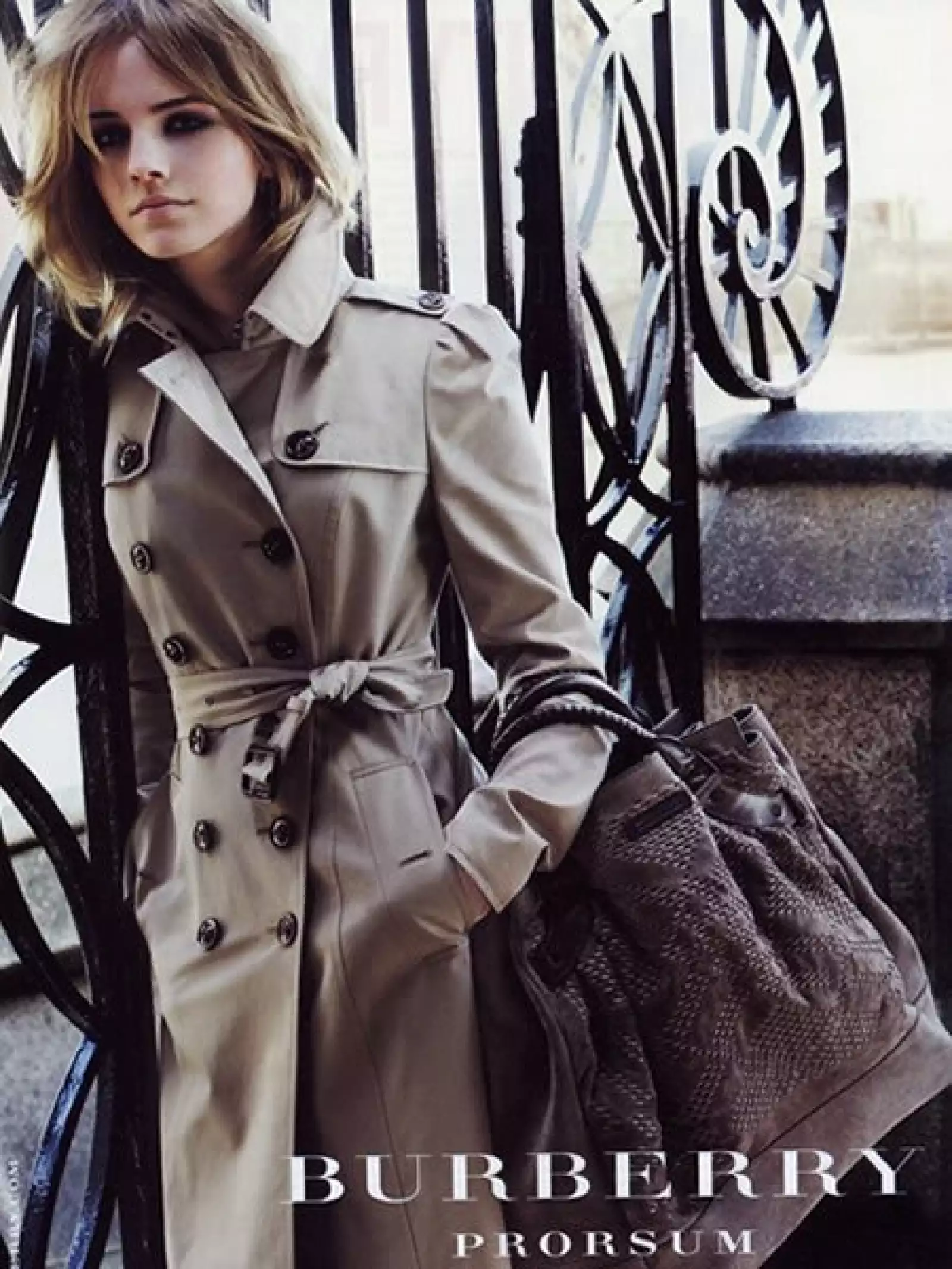 Emma Watson poco a poco se abre camino en el mundo de la moda, y qué mejor que empezar como la imagen de Burberry.