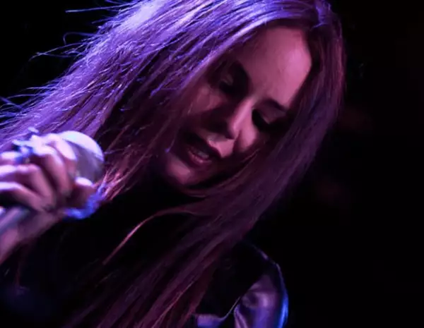 La cantante es la vocalista de la agrupación "Ella y el Muerto".
