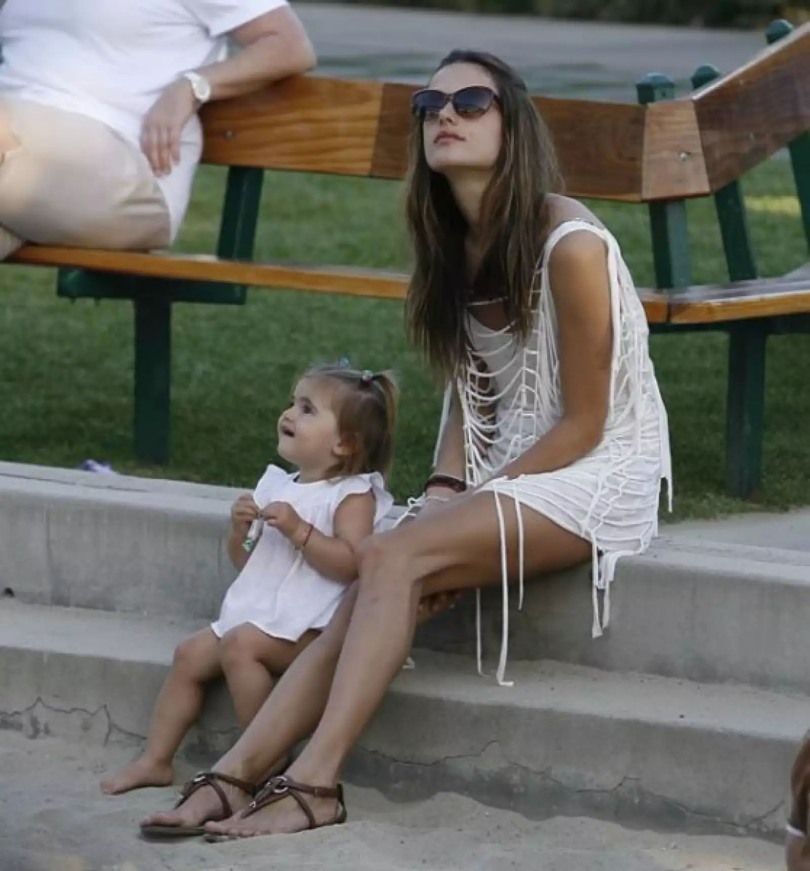 Alessandra Ambrosio usa un mini vestido de algodón y gladiadoras de piel para salir con su bebé Anja Louise al parque.