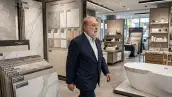 El empresario Carlos Slim caminando en showroom de lujo de losetas porcelanato, azulejos italianos y muebles de baño nivel premium.