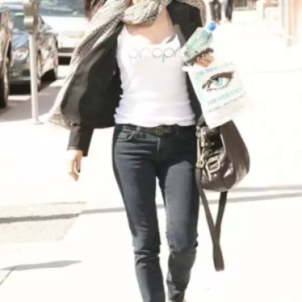 Courteney Cox Arquette camina en las calles de Beverly Hills, California.