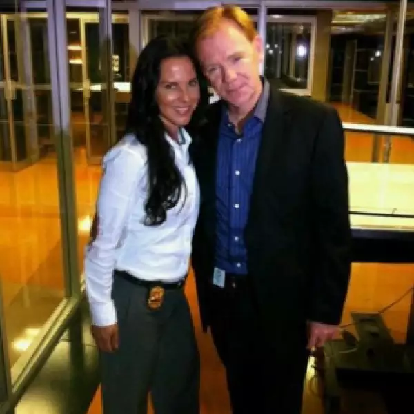 Kate del Castillo participó en la serie CSI Miami, aquí apacere con David Caruso.