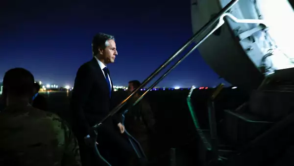 El Secretario de Estado de los Estados Unidos, Antony Blinken, aborda su avión de transporte militar para salir del Aeropuerto Internacional de Bagdad después de reunirse con el primer ministro iraquí Mohammed Shia' Al Sudani, en medio del conflicto en curso entre Israel y el grupo islamista palestino Hamas, en Bagdad, Irak, el 5 de noviembre de 2023.