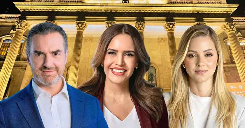 Adrián de la Garza, Clara Luz Flores y Mariana Rodríguez aparecen frente al Palacio de Gobierno de Nuevo León.
