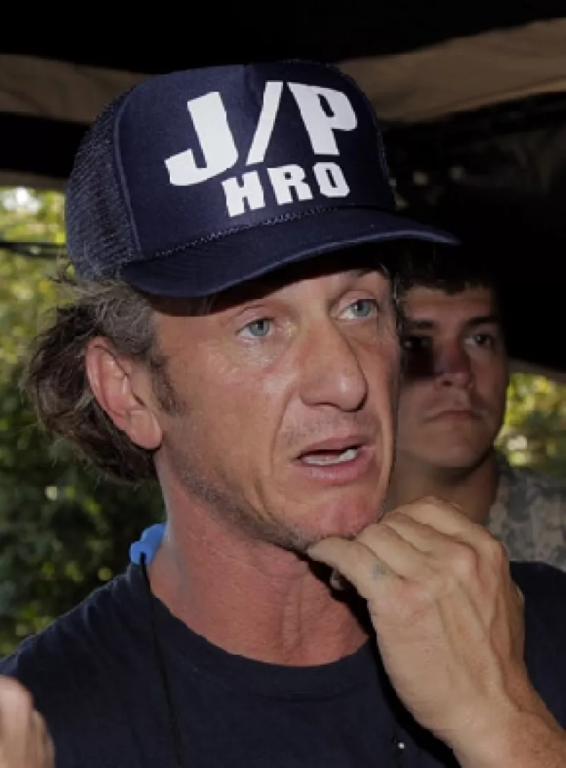 El actor, reconocido también por su activismo, llegó al país caribeño con alimento y filtros de agua para los afectados por el sismo de siete grados del pasado martes 12 de enero.