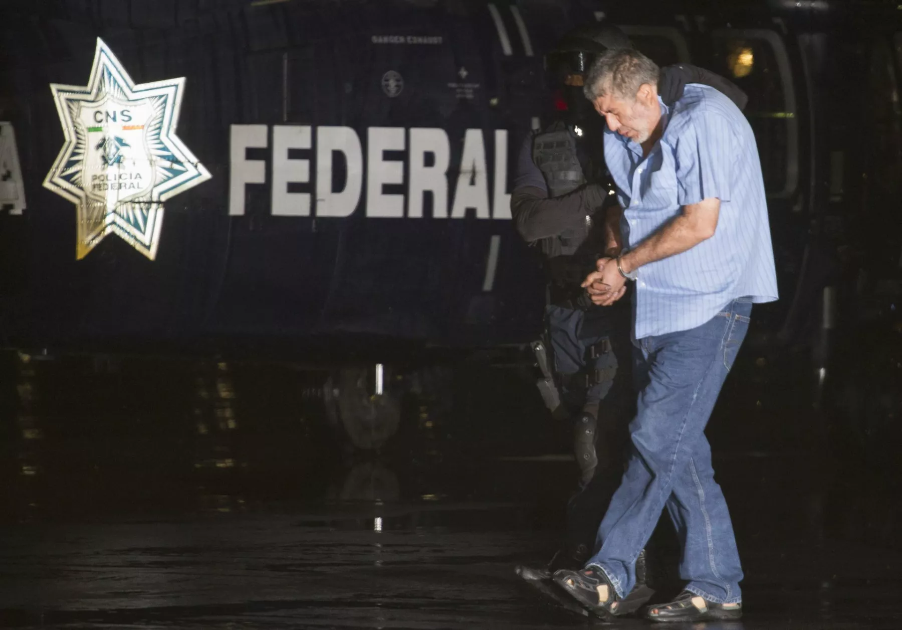 MÉXICO, D.F., 09OCTUBRE2014.- Vicente Carrillo Fuentes, alias Viceroy, líder del cartel de Juárez fue detenido en la cuidad de Torreón y trasladado al hangar de la PGR donde posteriormente fue trasladado a la SEIDO donde rendirá su declaración correspondiente.
FOTO: IVÁN STEPHENS /CUARTOSCURO.COM