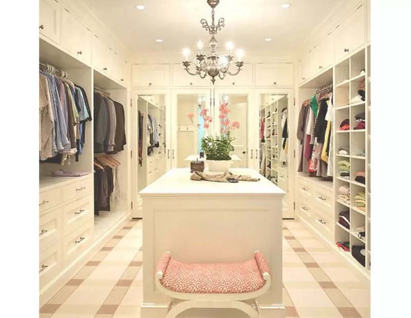 Mientras esperamos el día en que tengamos nuestro walk-in clóset como el de Carrie Bradshaw, te enseñamos pequeños trucos que harán grandes cambios en un espacio reducido.