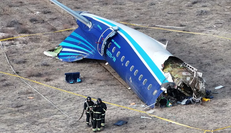Una vista de un dron muestra a especialistas de emergencia trabajando en el lugar del accidente de un avión de pasajeros de Azerbaijan Airlines cerca de la ciudad de Aktau, Kazajstán, el 25 de diciembre de 2024. REUTERS/Azamat Sarsenbayev