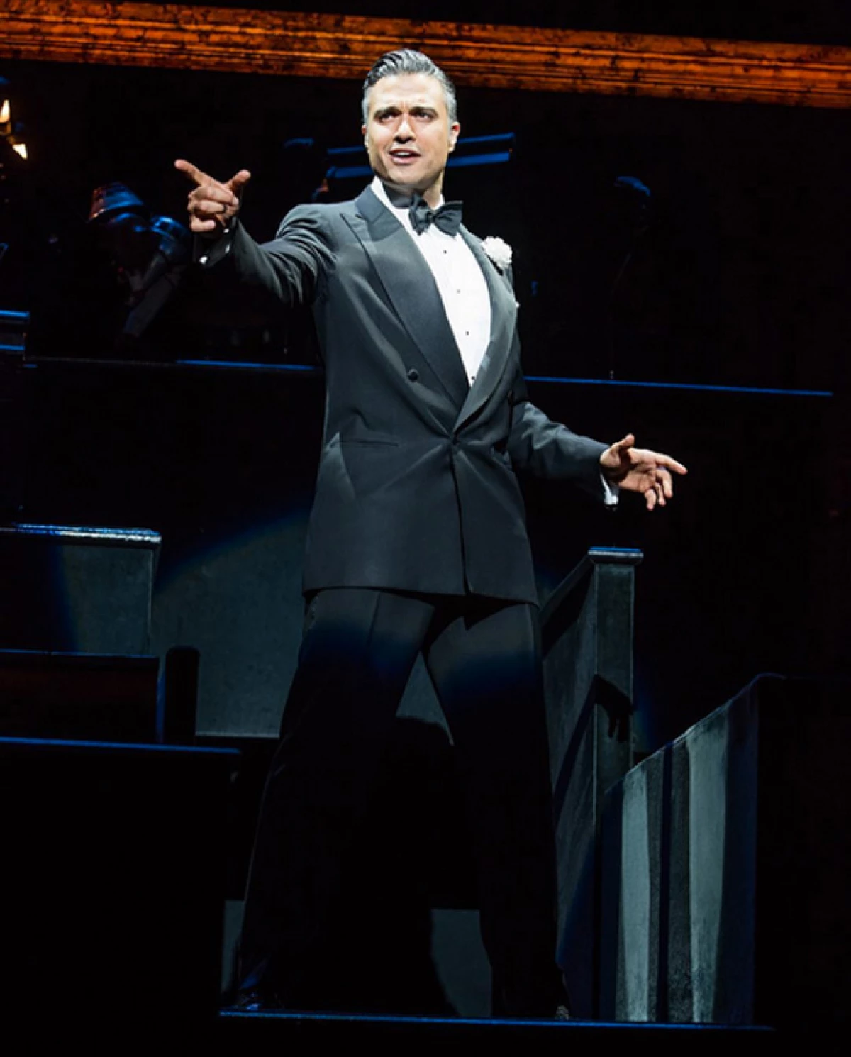 El actor mexicano debutó en el papel de Billy Flynn en el famoso musical, recibiendo buenas críticas por su interpretación.