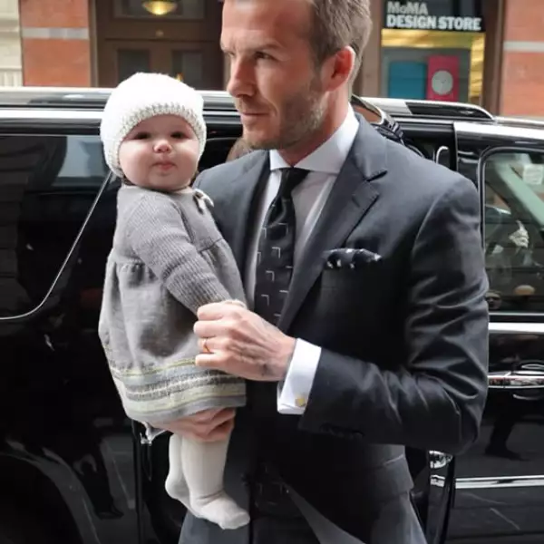La pequeña Harper con su guapo papá.