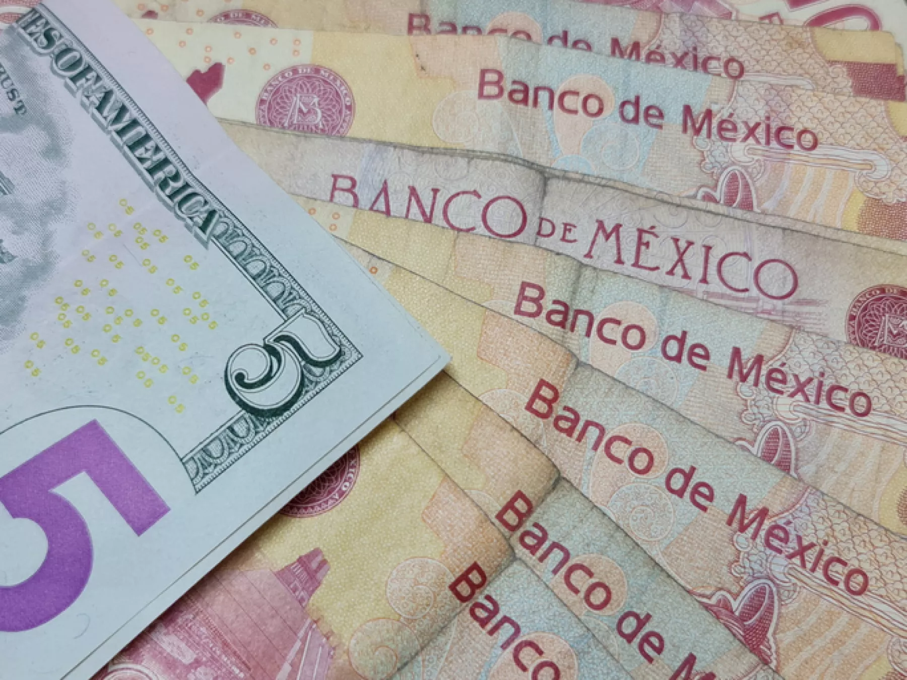 Peso cierra la sesión con ganancias frente al dólar