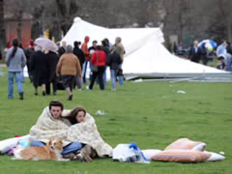 Unas 50,000 personas quedaron sin hogar luego de que el sismo destruyera edificios en 26 ciudades y localidades. (Foto: Reuters)