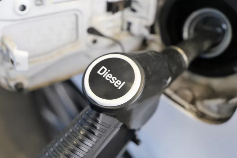 ¿Pacto por el diesel? El gobierno evalúa fijar un precio tope para el combustible