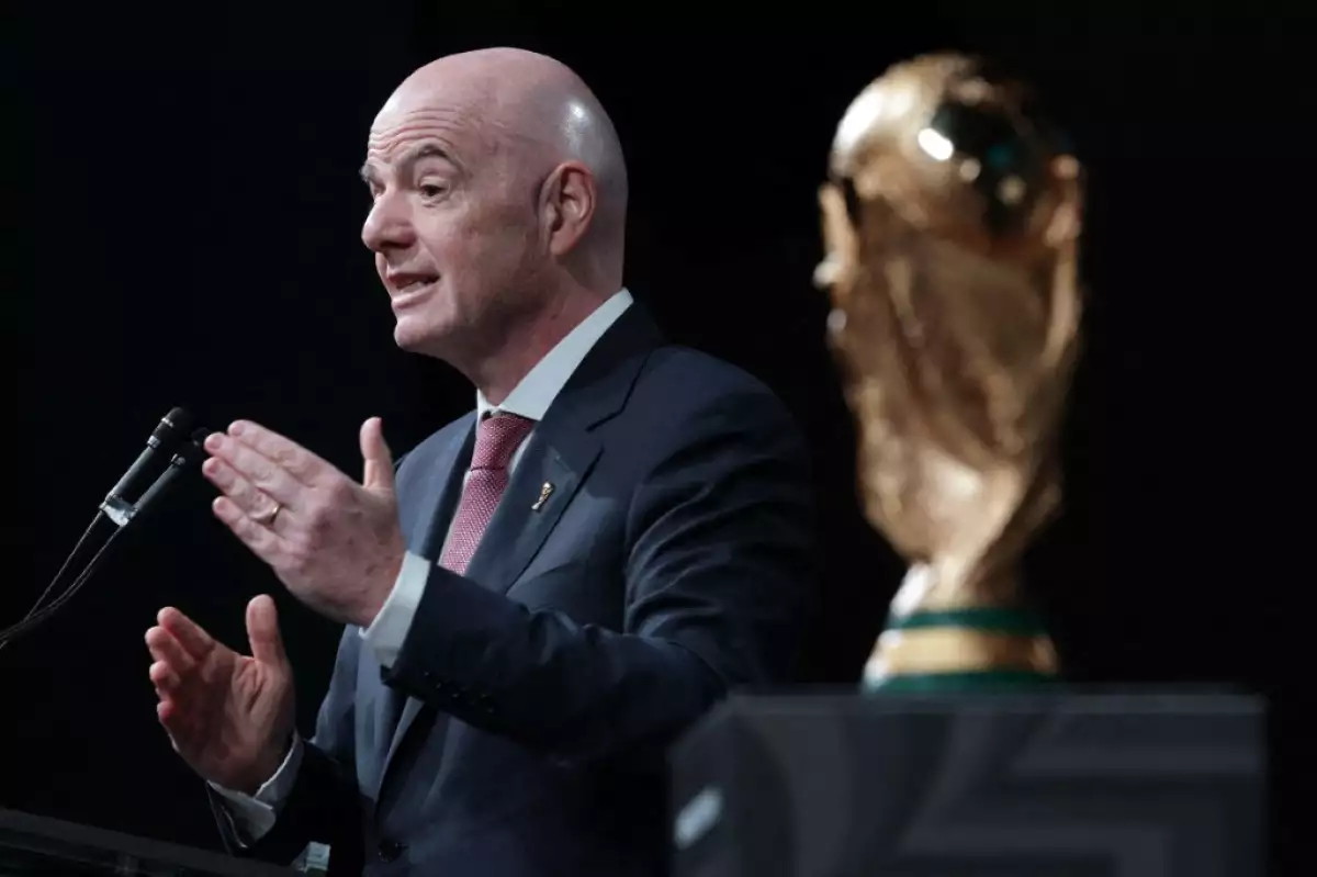 De pie junto al Trofeo de la Copa Mundial de la FIFA, el presidente de la FIFA, Gianni Infantino, se dirige a la reunión de invierno de la Conferencia de Alcaldes de los Estados Unidos el 29 de enero de 2026 en Washington, DC. Infantino promovió la Copa Mundial de la FIFA 2026, que será coorganizada por los Estados Unidos, Canadá y México, destacando sus posibles beneficios para las ciudades y comunidades anfitrionas.