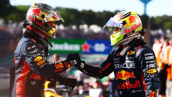 Foto de Verstappen y Checo Pérez dándose la mano al terminar una carrera de F1.