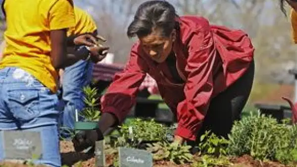La primera dama estadounidense y 25 escolares sembraron plantas en la Casa Blanca; los vegetales que se cosechen serán usados en la sede presidencial y en comedores populares para indigentes.