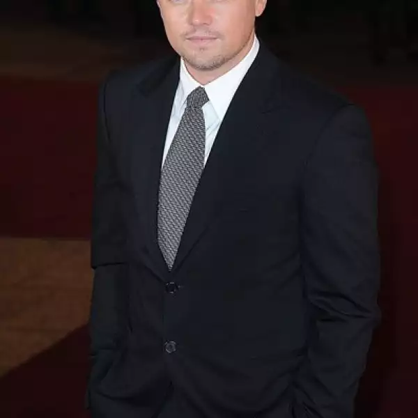 El actor estadounidense anduvo con la modelo Gisele Bündchen y se dijo que terminaron porque ella se quería casar, a lo que él se rehusó. Ahora es novio de Bar Refaeli pero la fecha de boda aún es lejana.