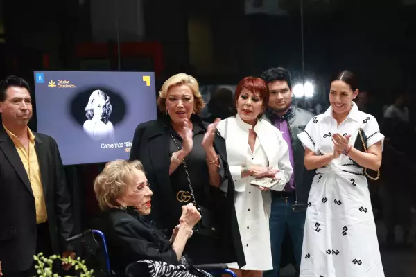 Silvia Pinal,  Sylvia Pasquel, Alejandra Guzmán y  Stephanie Sa