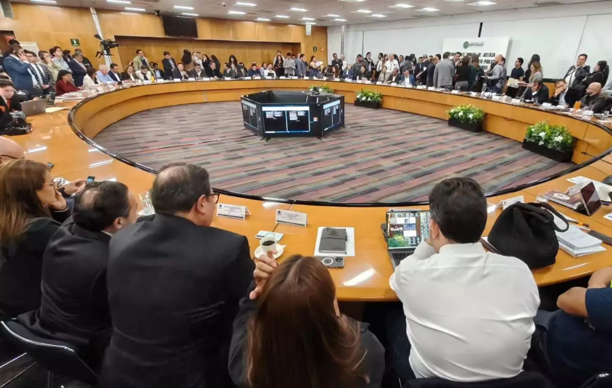 Comisiones Unidas de Justicia y Presupuesto avalan dictamen a la minuta de reformas a la Ley de Amparo.