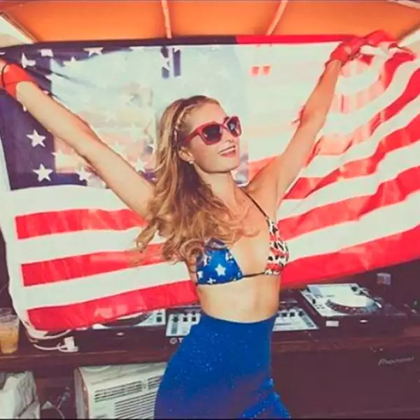 Paris Hilton presumió de esta forma su orgullo por la nación.