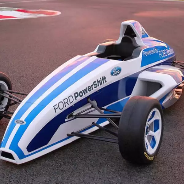 El vehículo es impulsado por un motor EcoBoost de 1.6 litros de cuatro cilindros, con 158 caballos de fuerza, que son manejados por una caja de cambios secuencial de seis velocidades.