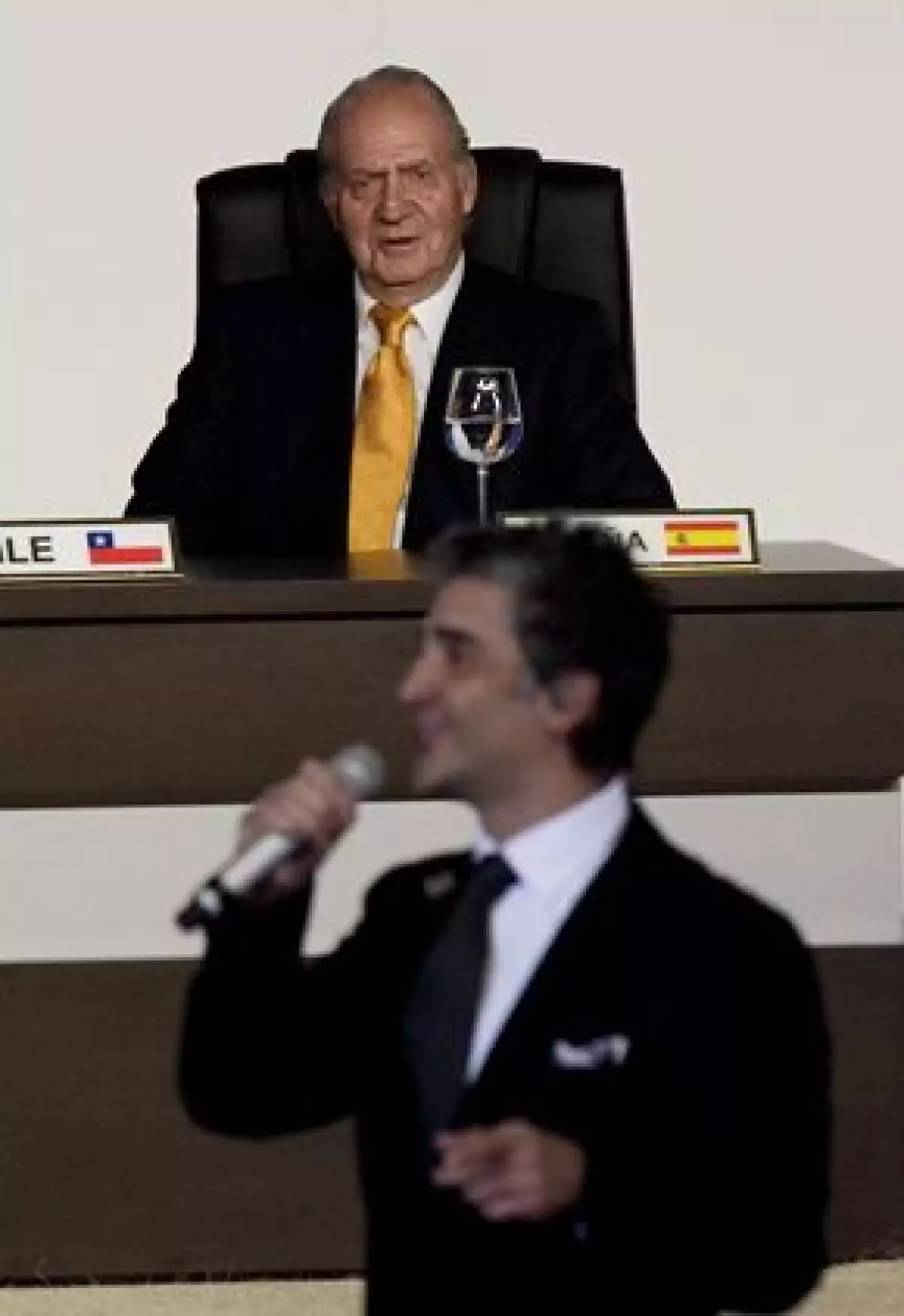 Alejandro Fernández, luego de su interpretación, saludó al presidente Felipe Calderón y bajó del escenario para estrechar la mano de la reina Sofía de España.