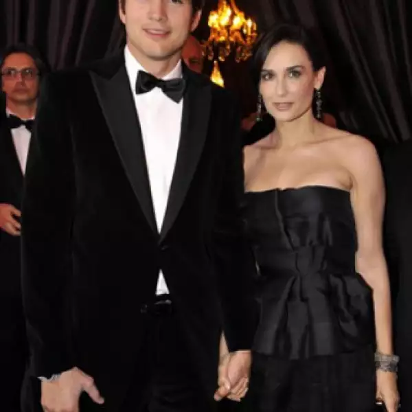 La diferenciade edad entre Demi Moore y Ashton Kutcher es de más o menos unos 16 años y es por eso que la pareja entra en ese rango de las parejas disparejas de Hollywood, en las que hay romances donde los años no importa.
