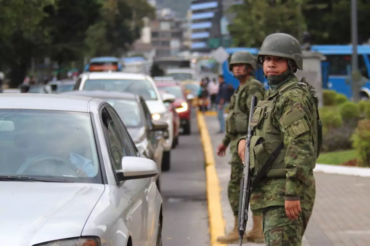 Los soldados ecuatorianos toman medidas de seguridad en las carreteras después de que el presidente de Ecuador declare "conflicto armado interno", ordene operaciones militares contra grupos del crimen organizado en Quito, Ecuador, el 9 de enero de 2024.