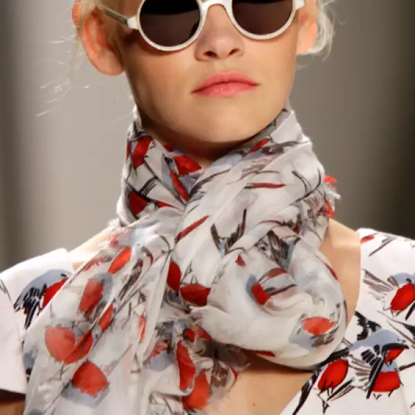 Foulards y lentes de forma circular acompañaron a los looks.