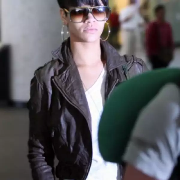 La cantante se mostró muy seria, también ignoró a los medios de comunicación.