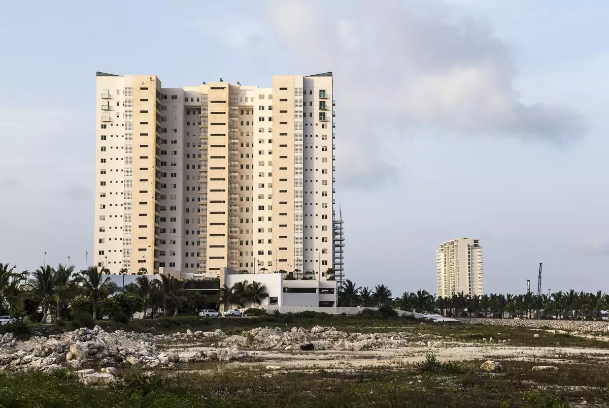 La empresa de condominios acusa que le fueron vendidos departamentos de forma fraudulenta y a la mitad de su valor.
