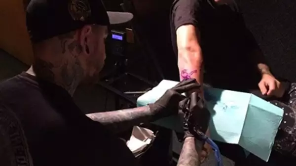 El cantante se dibujó en su brazo un diseño que recuerda a la obra “Niña con el globo” del artista británico.