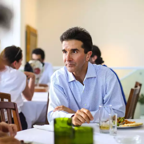 Comida de los patronos de arte de la Bienal
