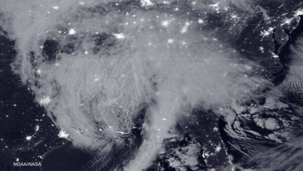 La tormenta que golpea la Costa Este puede ser observada en esta imagen de satélite tomada en la madrugada del 22 de enero.